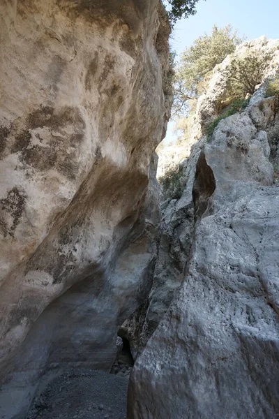 Herrliche Berglandschaft Der Nähe Des Ausgetrockneten Flussbettes Des Flusses Loutani — Stockfoto