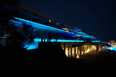 Rodos adasındaki güzel modern mimari. Otelde yüzme havuzu. Kolimpia, Yunanistan 