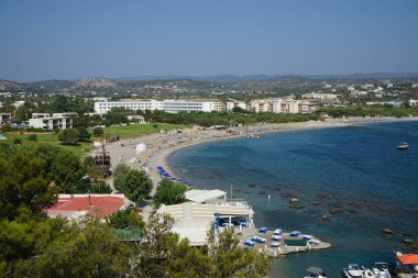 Kolympia, Rodos, Yunanistan 'daki plaj ve otellerin manzarası