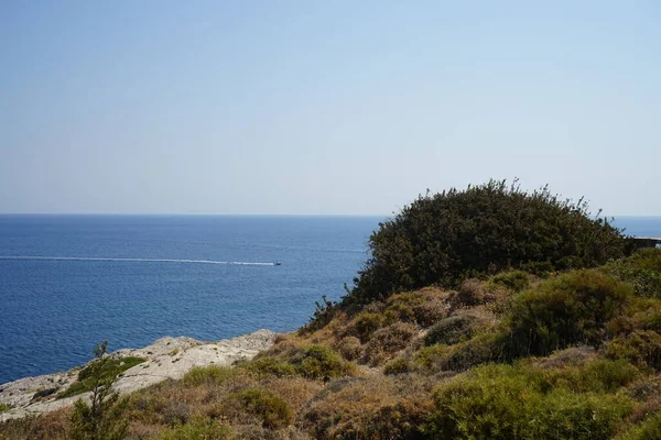 Prachtig Mediterraan Landschap Met Droogtebestendige Vegetatie Een Pittoresk Recreatiegebied Flag — Stockfoto