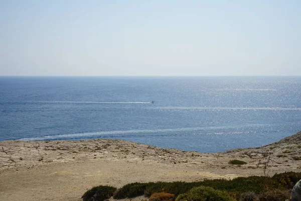 Prachtig Mediterraan Landschap Met Droogtebestendige Vegetatie Een Pittoresk Recreatiegebied Flag — Stockfoto
