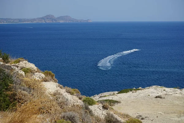 宏伟的地中海景观 在旗山风景如画的娱乐区有耐旱的植被 希腊罗得岛Kolympia — 图库照片