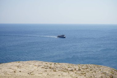 Flag Hill 'de kuraklığa dayanıklı bitki örtüsüyle muhteşem bir Akdeniz manzarası. Kolympia, Rodos, Yunanistan