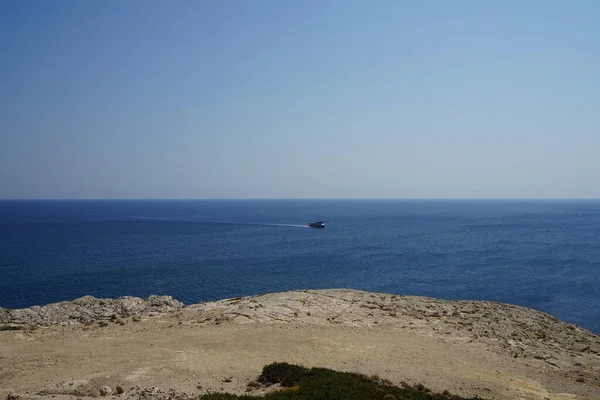 Herrliche Mediterrane Landschaft Mit Trockenheitsresistenter Vegetation Einem Malerischen Erholungsgebiet Flag — Stockfoto