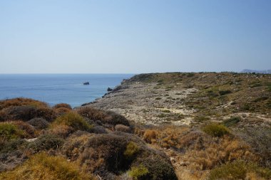 Flag Hill 'de kuraklığa dayanıklı bitki örtüsüyle muhteşem bir Akdeniz manzarası. Kolympia, Rodos, Yunanistan