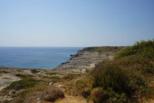 宏伟的地中海景观 在旗山风景如画的娱乐区有耐旱的植被 希腊罗得岛Kolympia — 图库照片