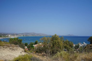 Flag Hill 'de kuraklığa dayanıklı bitki örtüsüyle muhteşem bir Akdeniz manzarası. Kolympia, Rodos, Yunanistan