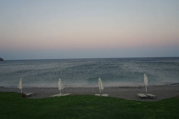 Playa Con Tumbonas Sombrillas Por Noche Atardecer Kolympia Rodas Grecia —  Fotos de Stock