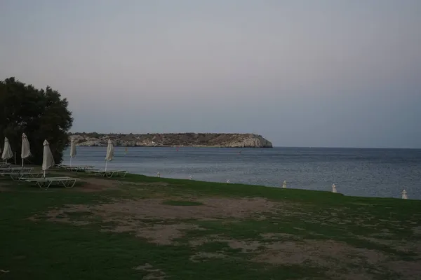 Plaża Leżakami Parasolami Wieczorem Zachodzie Słońca Kolympia Rodos Grecja — Zdjęcie stockowe