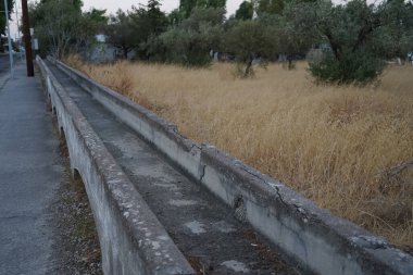 Bir su kemeri suyu kaynaktan çok uzaktaki bir dağıtım noktasına taşımak için inşa edilmiş bir su yolu. Rodos adasının mimarisi ve simgeleri. Kolympia, Rodos, Yunanistan 