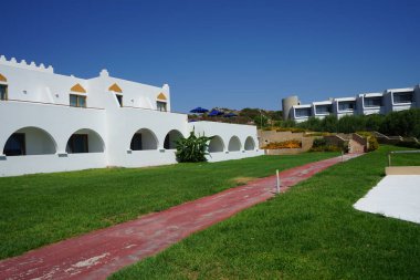 Yunanistan 'ın Rodos kentindeki Kolympia köyünün tatil beldesindeki modern mimari  
