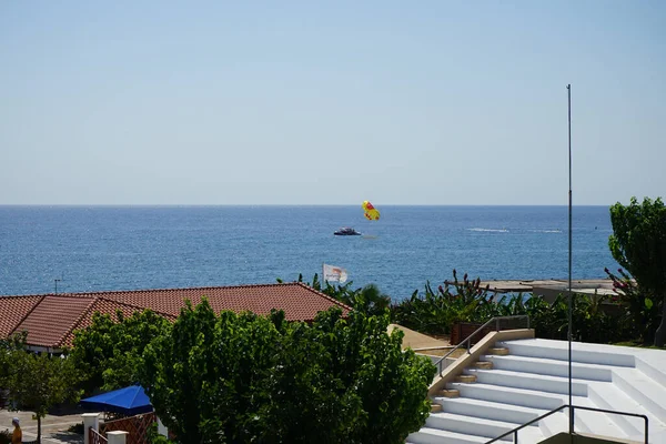 Parasailing Mediterrâneo Parasailing Uma Atividade Recreativa Kiting Onde Uma Pessoa — Fotografia de Stock