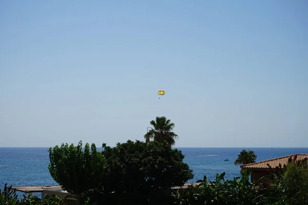 Parasailing Mediterrâneo Parasailing Uma Atividade Recreativa Kiting Onde Uma Pessoa — Fotografia de Stock