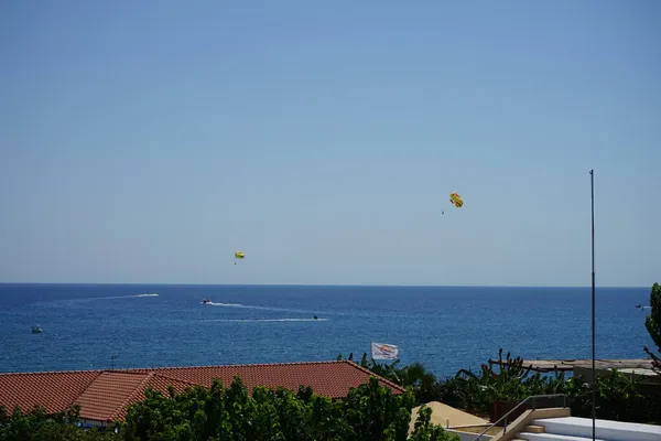 Fallskärmshoppning Medelhavet Parasailing Fritids Kiting Aktivitet Där Person Bogseras Bakom — Stockfoto