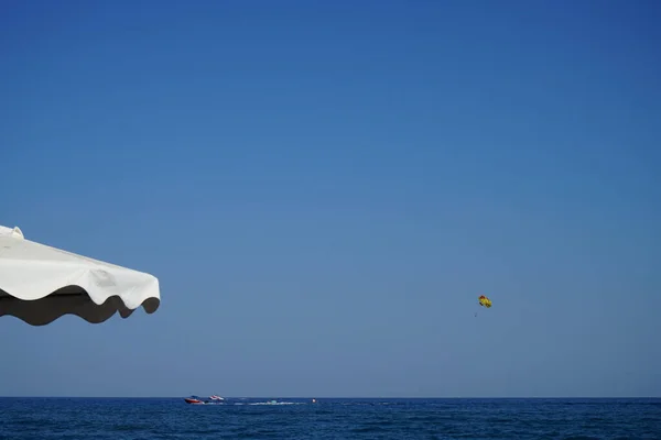 Parasailing Mittelmeer Parasailing Ist Eine Freizeitkite Aktivität Bei Der Eine — Stockfoto