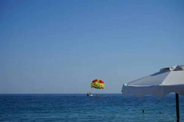 Parasailing Středozemním Moři Parasailing Rekreační Kiting Činnost Kdy Člověk Tažen — Stock fotografie