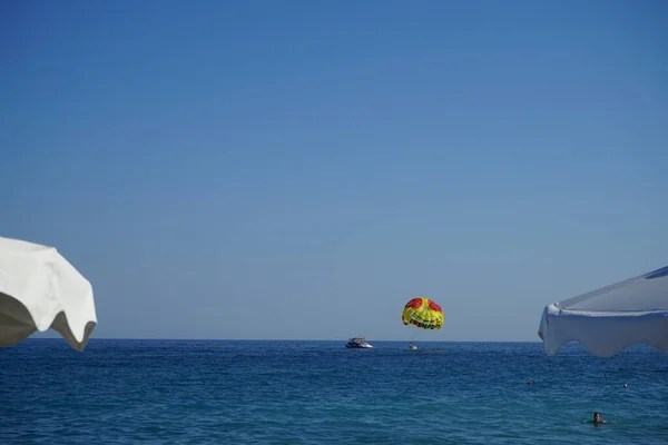 Parasailing Středozemním Moři Parasailing Rekreační Kiting Činnost Kdy Člověk Tažen — Stock fotografie