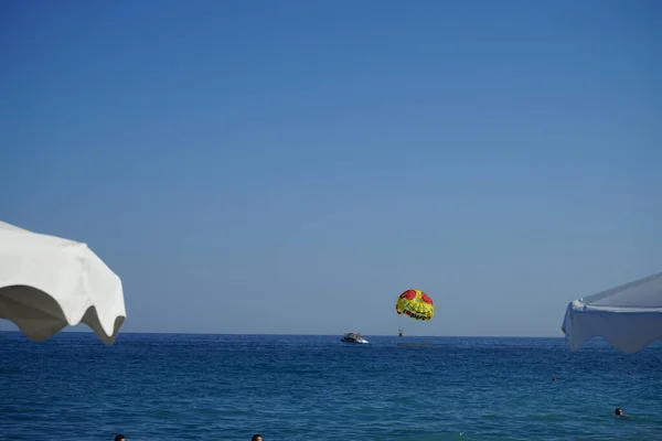 Parasailing Mediterrâneo Parasailing Uma Atividade Recreativa Kiting Onde Uma Pessoa — Fotografia de Stock