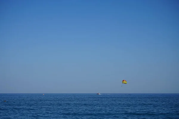 Parasailing Středozemním Moři Parasailing Rekreační Kiting Činnost Kdy Člověk Tažen — Stock fotografie