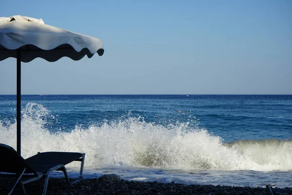 Strand Von Lutania Mit Sonnenschirmen Und Liegestühlen Kolimpia Rhodos Griechenland — Stockfoto