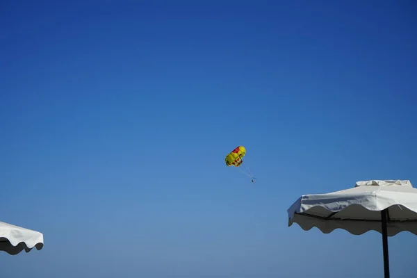 Parasailing Mediterráneo Parasailing Una Actividad Recreativa Kite Donde Una Persona — Foto de Stock