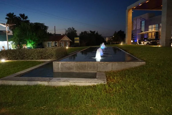 Zweistufiger Rechteckiger Brunnen Mit Abendlicher Beleuchtung Kolympia Rhodos Griechenland — Stockfoto