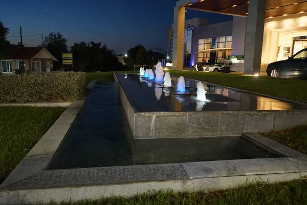 Zweistufiger Rechteckiger Brunnen Mit Abendlicher Beleuchtung Kolympia Rhodos Griechenland — Stockfoto