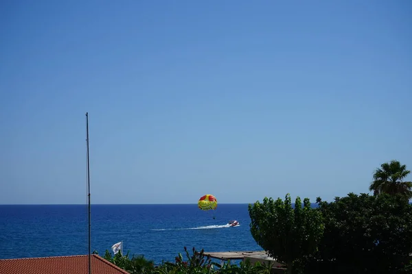 Akdeniz Parasailing Parasailing Bir Insanın Bir Aracın Arkasına Çekilip Paraşütü — Stok fotoğraf