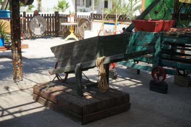 Yunanistan 'ın Rodos kentindeki Kolympia köyünde geleneksel ev eşyaları ve antik aletler  