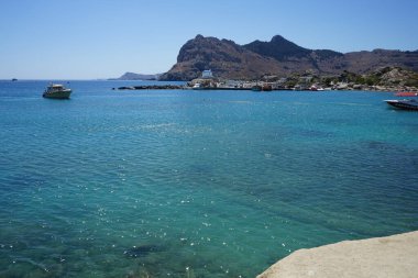 Kolimpia, Rodos, Yunanistan 'ın kayalık kıyı şeridi ile muhteşem deniz manzarası   
