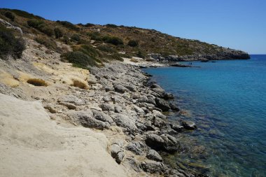 Kolimpia, Rodos, Yunanistan 'ın kayalık kıyı şeridi ile muhteşem deniz manzarası   