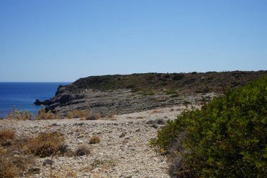 Kolimpia, Rodos, Yunanistan 'ın kayalık kıyı şeridi ile muhteşem deniz manzarası   