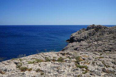 Kolimpia, Rodos, Yunanistan 'ın kayalık kıyı şeridi ile muhteşem deniz manzarası  