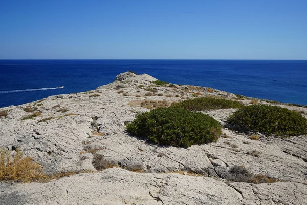 コリンピア ロードス島 ギリシャの岩の多い海岸線と壮大な景色 — ストック写真