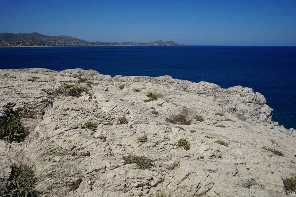 希腊罗得岛科林皮亚拥有岩石海岸线的宏伟海景 — 图库照片