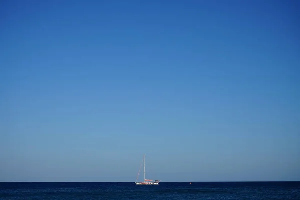 Velero Mar Mediterráneo Frente Costa Del Pueblo Kolimpia Rodas Grecia — Foto de Stock