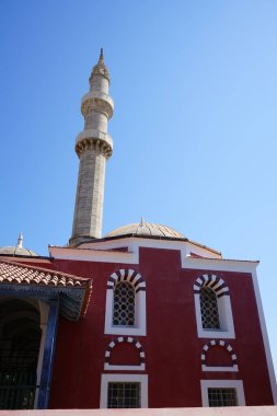 Tarihi Rodos şehrinde Süleyman Moschee. 1522 'den kalma pembe renkli cami. Süslü bir tuğla cephesi ve İslam' la ilgili küçük bir müzesi var. Yunanistan  