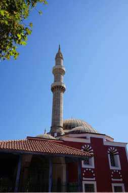Tarihi Rodos şehrinde Süleyman Moschee. 1522 'den kalma pembe renkli cami. Süslü bir tuğla cephesi ve İslam' la ilgili küçük bir müzesi var. Yunanistan  
