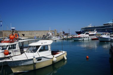 Yunanistan 'ın Rodos kıyısında Mandraki limanı  