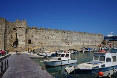 Yunanistan 'ın Rodos kıyısında Mandraki limanı   