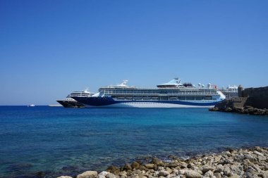 Yunanistan 'ın Rodos kıyısında demirli modern büyük gemiler  