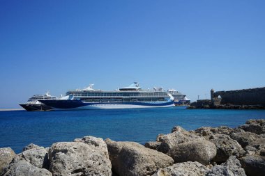 Yunanistan 'ın Rodos kıyısında demirli modern büyük gemiler  