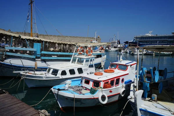 Yunanistan Rodos Kıyısında Mandraki Limanı — Stok fotoğraf