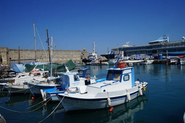 Yunanistan Rodos Kıyısında Mandraki Limanı — Stok fotoğraf