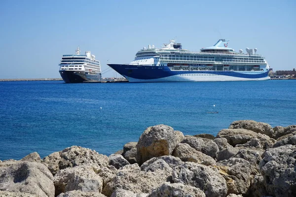 现代大型船舶停泊在希腊罗得市海岸外 — 图库照片