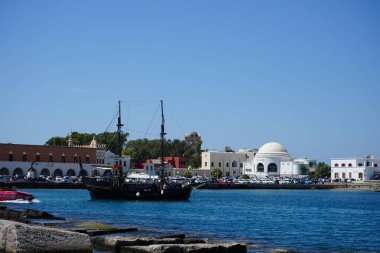 Yunanistan 'ın Rodos kıyısındaki Mandraki Limanı' nda yelkenli gemi. 