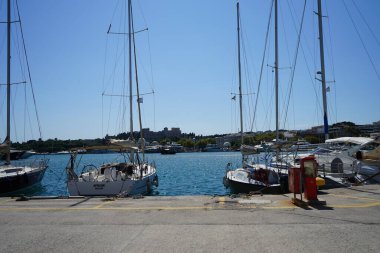Yunanistan 'ın Rodos kıyısında Mandraki limanı  