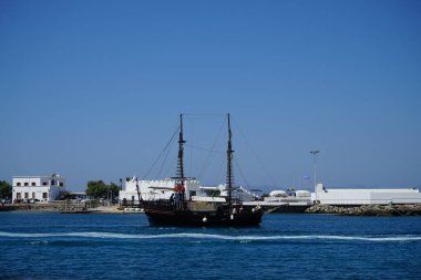 Yunanistan 'ın Rodos kıyısındaki Mandraki Limanı' nda yelkenli gemi. 