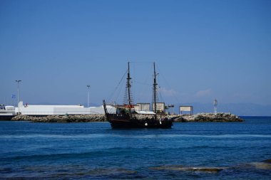 Yunanistan 'ın Rodos kıyısındaki Mandraki Limanı' nda yelkenli gemi. 