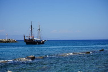 Yunanistan 'ın Rodos kıyısındaki Mandraki Limanı' nda yelkenli gemi. 